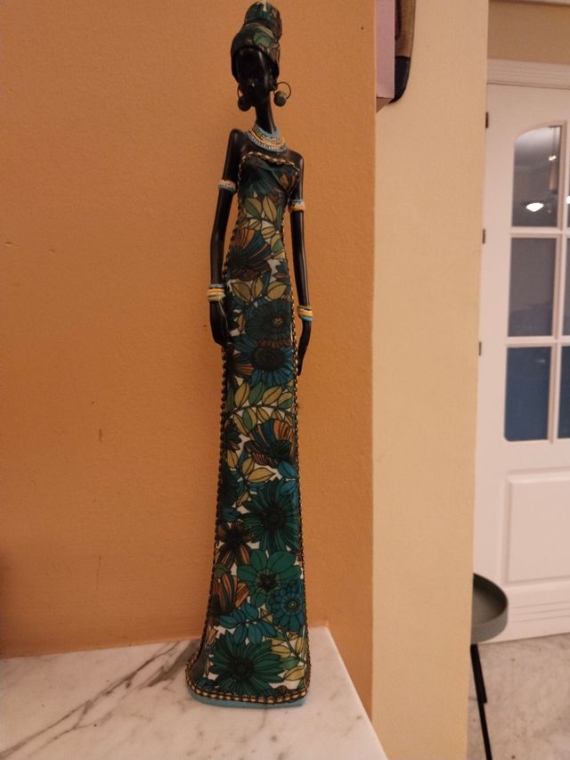 Figura africana con vestido de tela