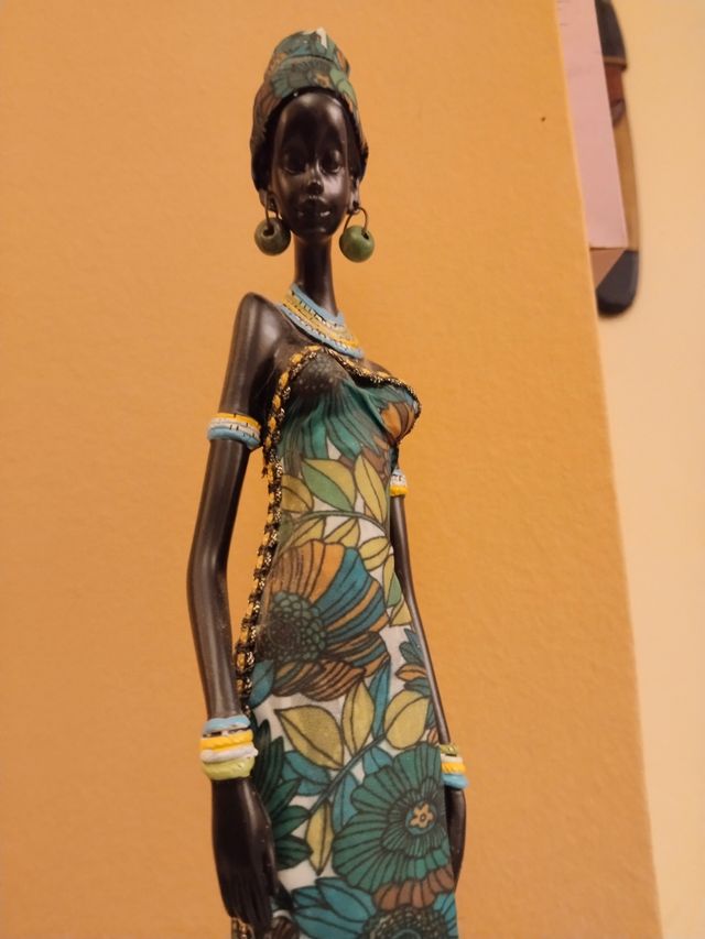 Figura africana con vestido de tela