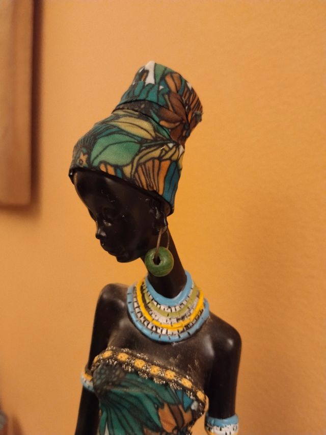 Figura africana con vestido de tela