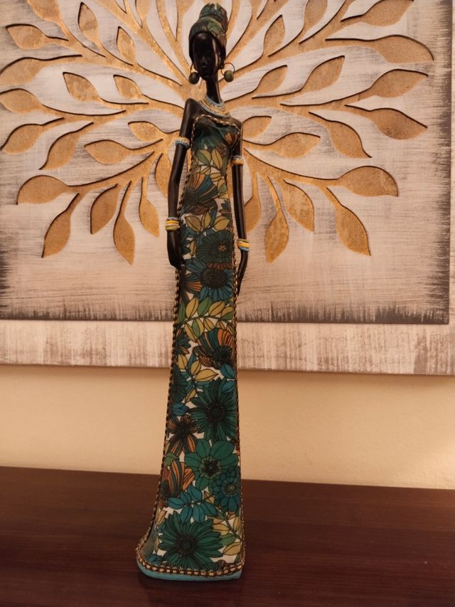 Figura africana con vestido de tela