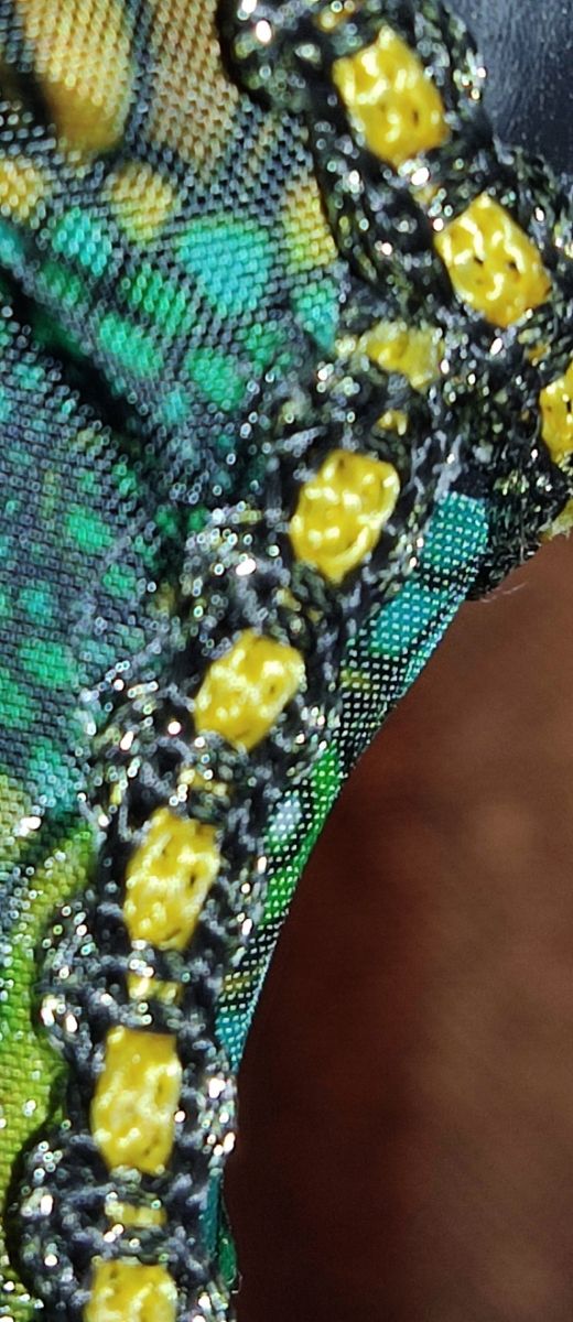 Figura africana con vestido de tela