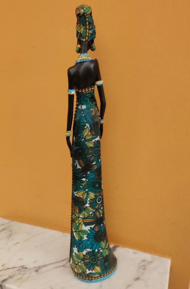 Figura africana con vestido de tela