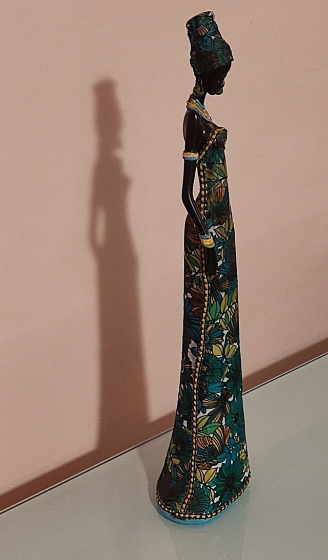 Figura africana con vestido de tela