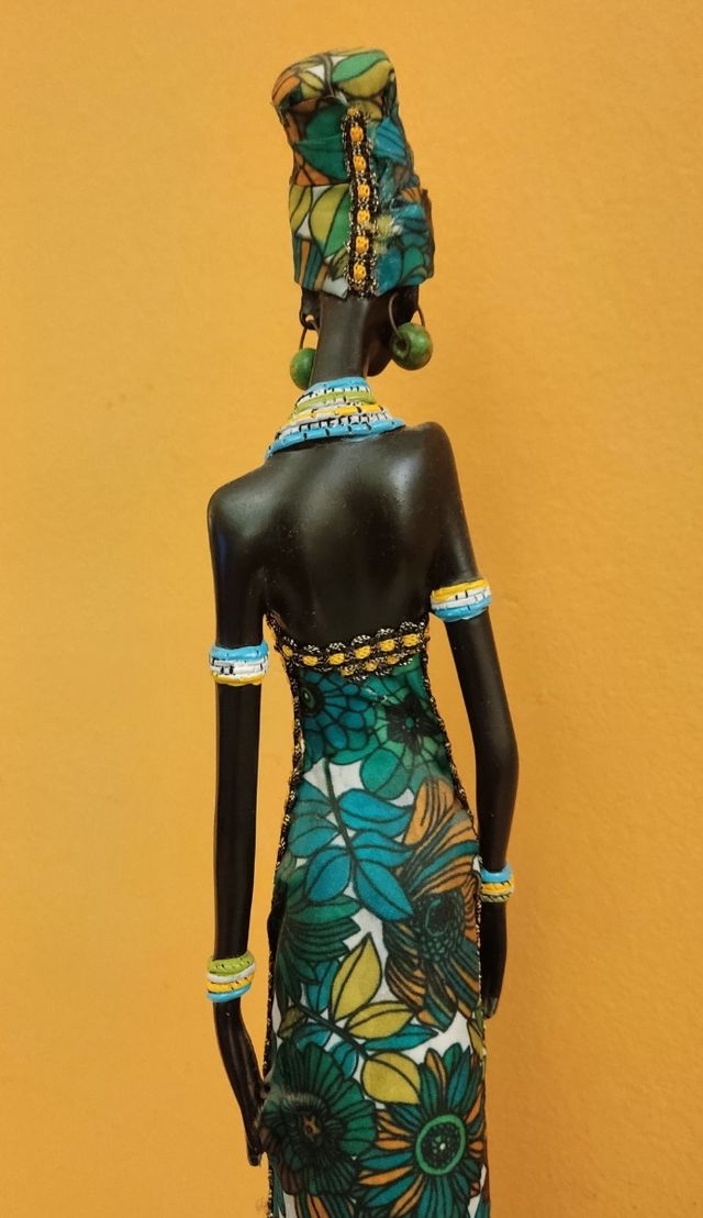 Figura africana con vestido de tela