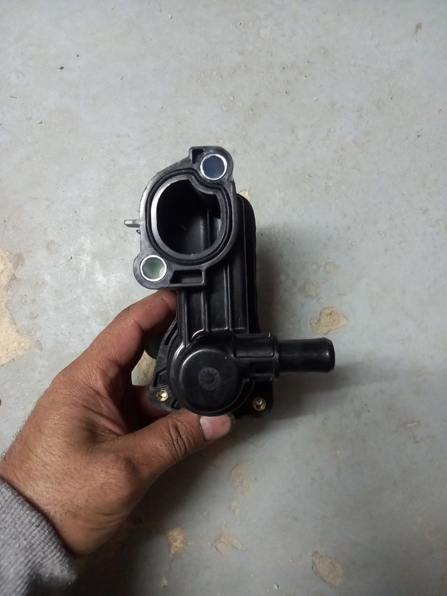 Caja termostato ford focus