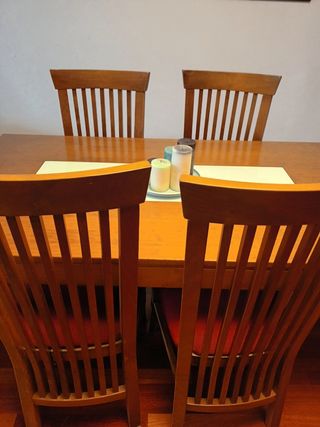 Conjunto de mesa y sillas de salón