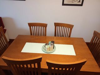 Conjunto de mesa y sillas de salón