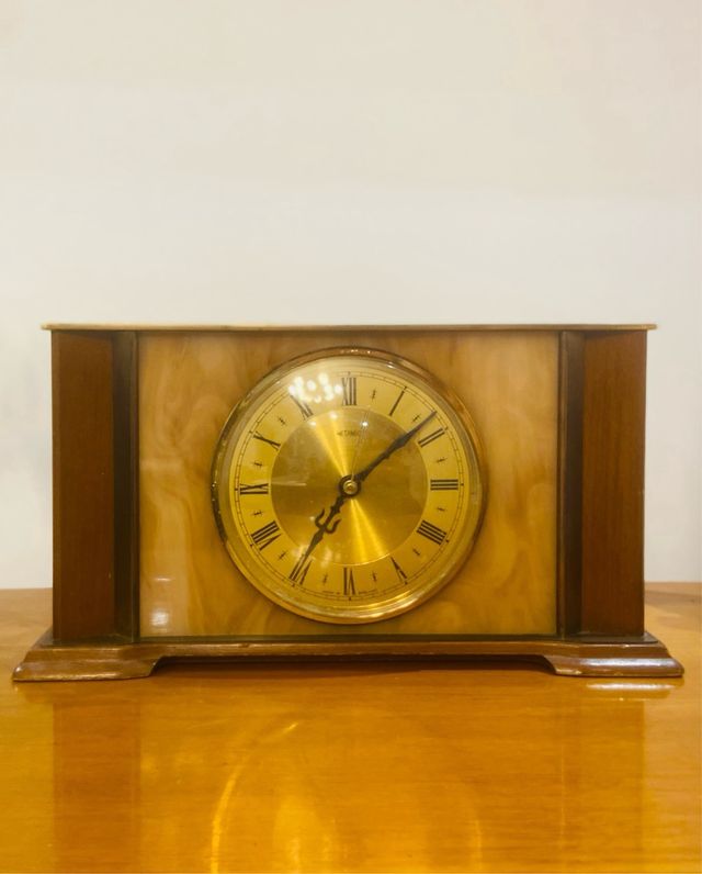 Reloj Metamec Kienzle sobre mesa art deco