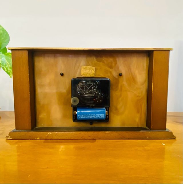 Reloj Metamec Kienzle sobre mesa art deco