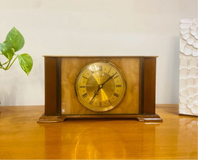 Reloj Metamec Kienzle sobre mesa art deco