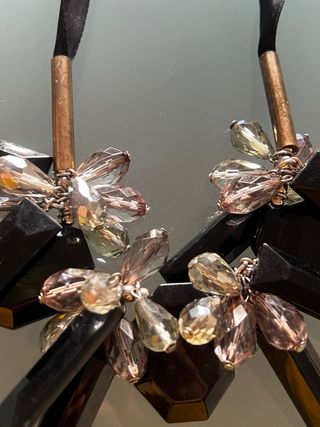 Collar negro con flores