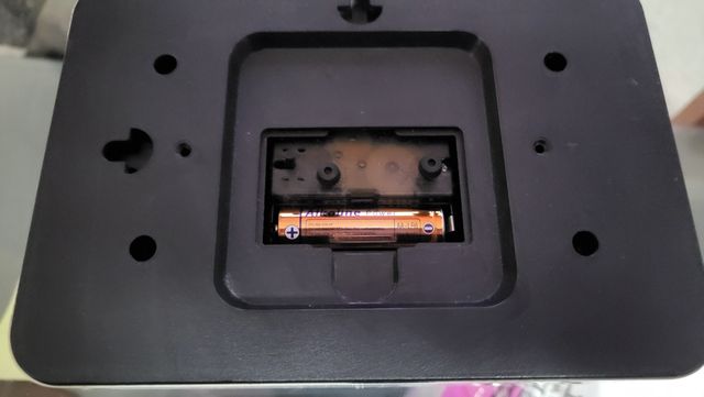 Reloj despertador rojo y blanco