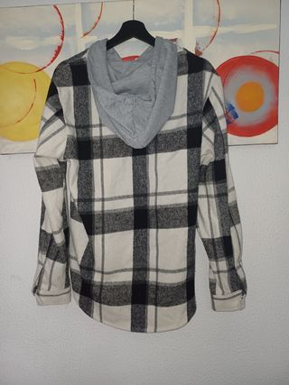 Chaqueta con gorro tipo sudadera