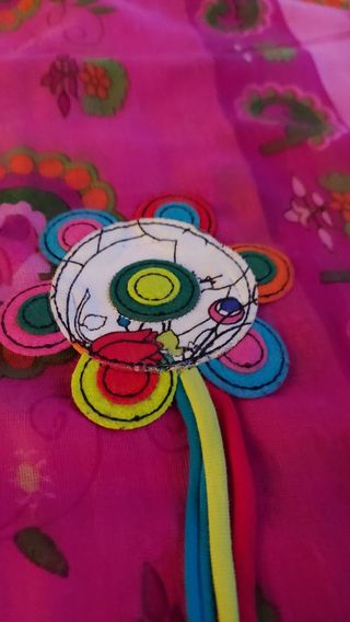 Broche fieltro tela abalorios Mamatayoe