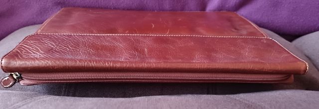 Funda de cuero natural para portátil o tablet .