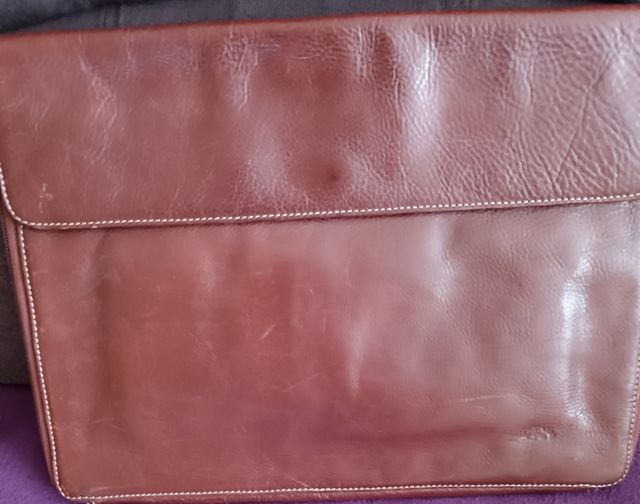 Funda de cuero natural para portátil o tablet .