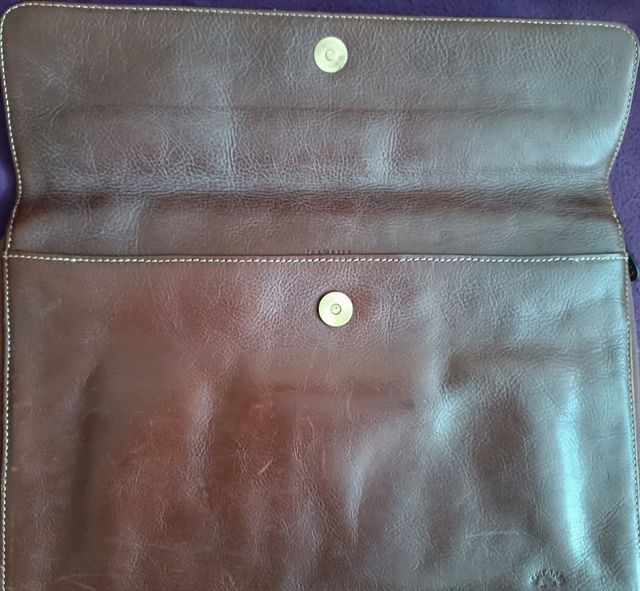 Funda de cuero natural para portátil o tablet .