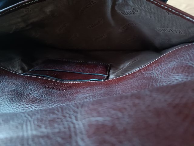 Funda de cuero natural para portátil o tablet .