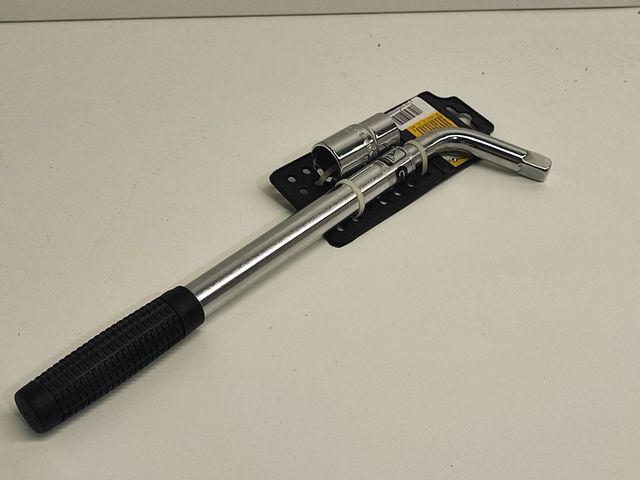 Llave telescópica para ruedas