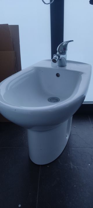 Bidet con grifo