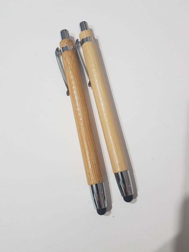 2 bolígrafos en madera de bambu