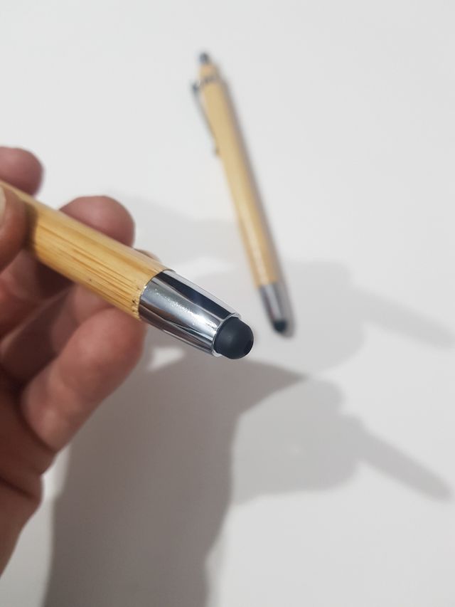 2 bolígrafos en madera de bambu