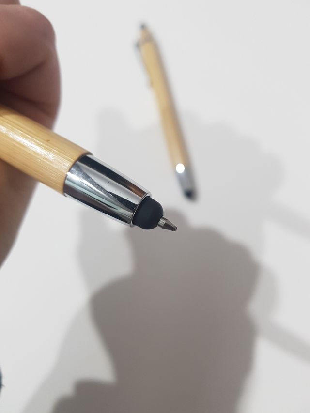 2 bolígrafos en madera de bambu