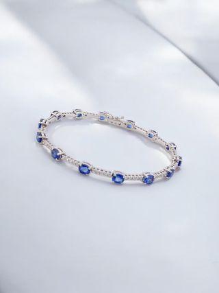 Pulsera Riviere de oro diamantes y zafiros