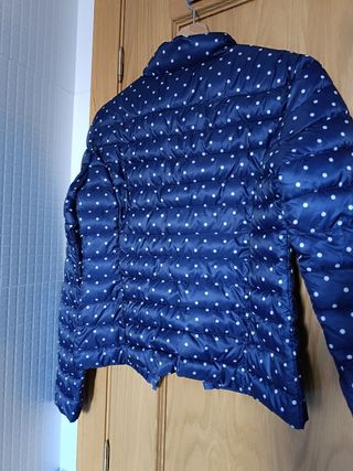Plumas ligero azul marino con topos 