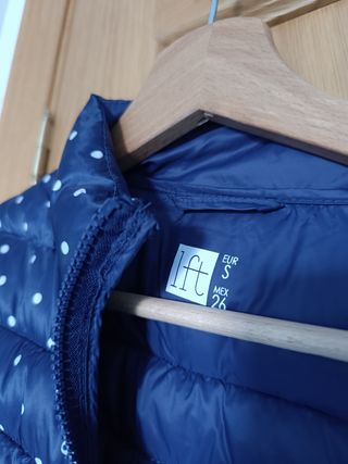 Plumas ligero azul marino con topos 