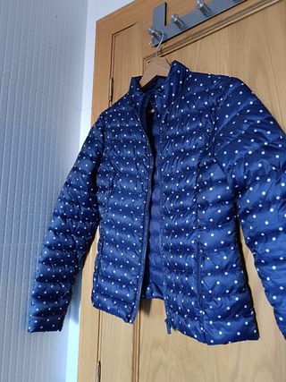 Plumas ligero azul marino con topos 