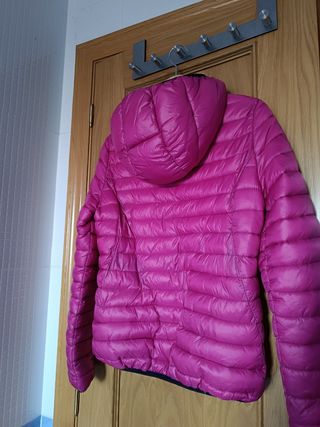 Plumas con capucha rosa fucsia