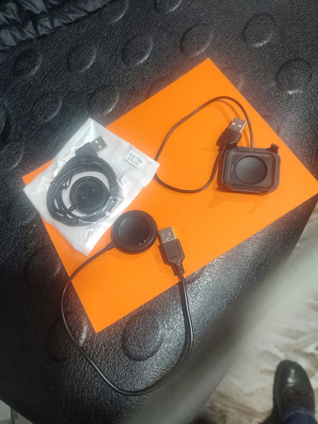 Cargador reloj 4 euros cada uno y corea 5€