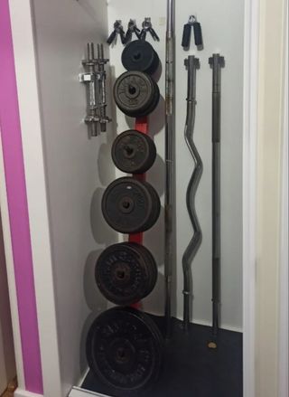 Mancuernas, discos y barras de gimnasio