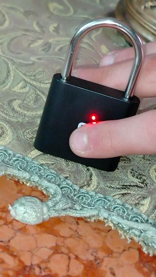 Lucchetto con impronta digitale