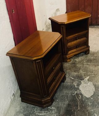 Antichi comodini in legno massello di noce