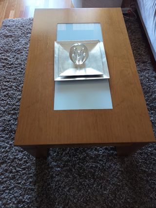 Mesa elevable centro madera barnizada