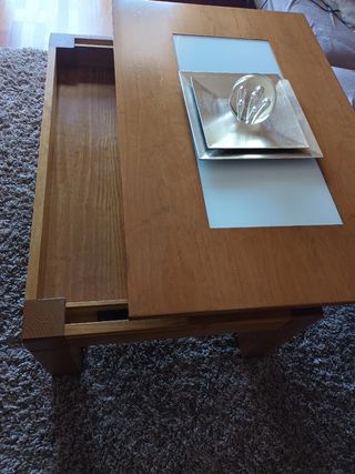 Mesa elevable centro madera barnizada