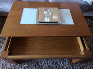 Mesa elevable centro madera barnizada