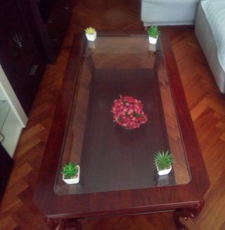 MESA DE SALÓN CON CRISTAL BISELADO