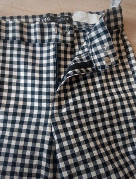 Pantalón cuadros. Zara