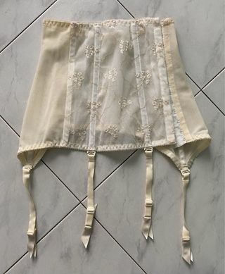 Lingerie  Vintage in pizzo con reggicalz