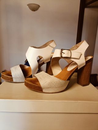 Sandalo con zeppa e tacco in legno