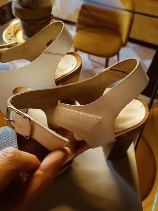 Sandalo con zeppa e tacco in legno