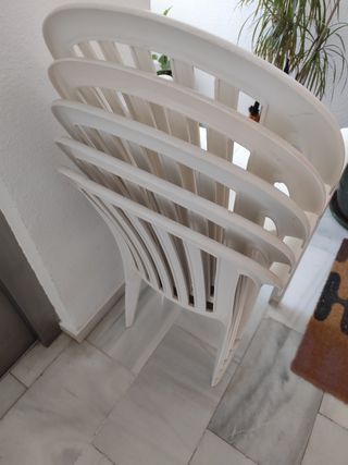 Mesa y 5 sillas de terraza