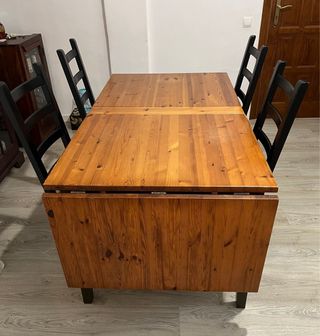 Mesa de comedor extensible.