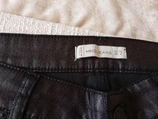Pantalón encerado negro Mango 