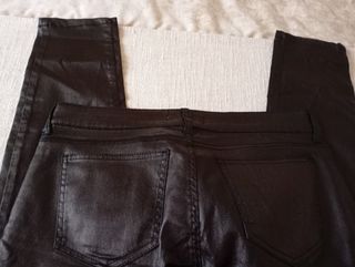 Pantalón encerado negro Mango 