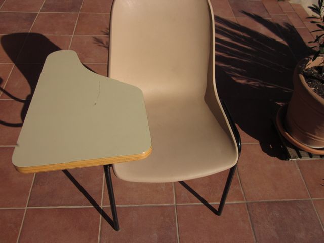 Silla con escritorio extraíble