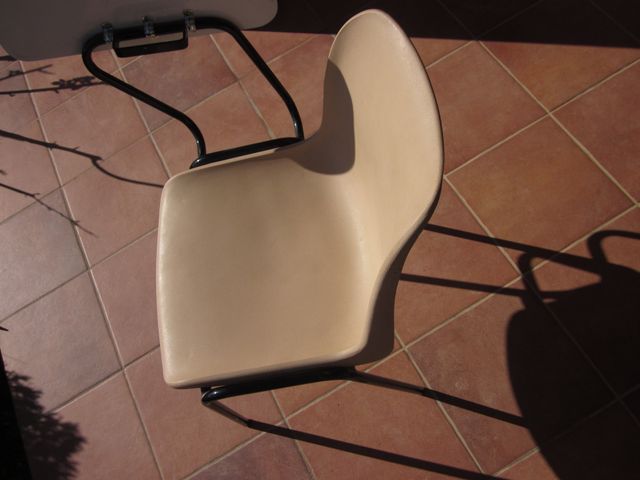 Silla con escritorio extraíble